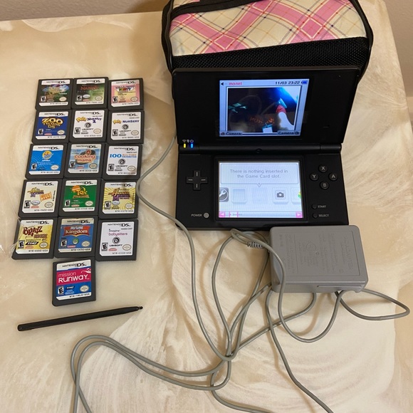 Nintendo DSI Bundle - Picture 10 of 10